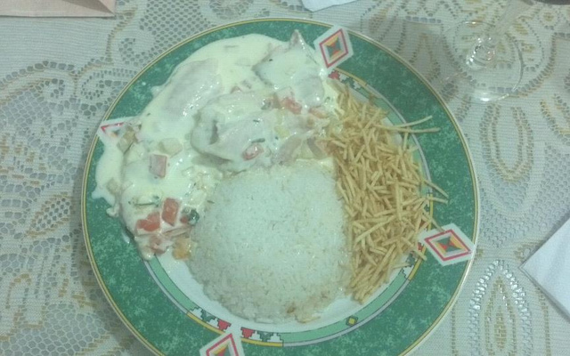 Peixe ao molho de requeijão e vinagrete