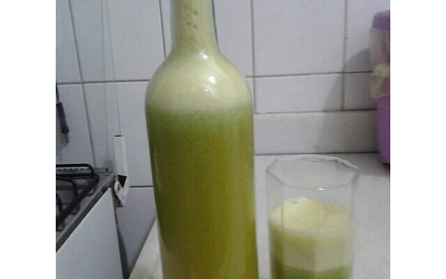 Suco de rúcula com laranja e limão