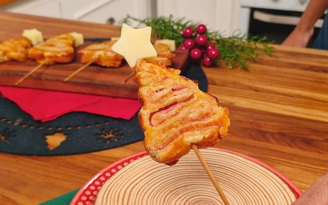 Folhado de árvore de Natal com queijo e presunto no espeto