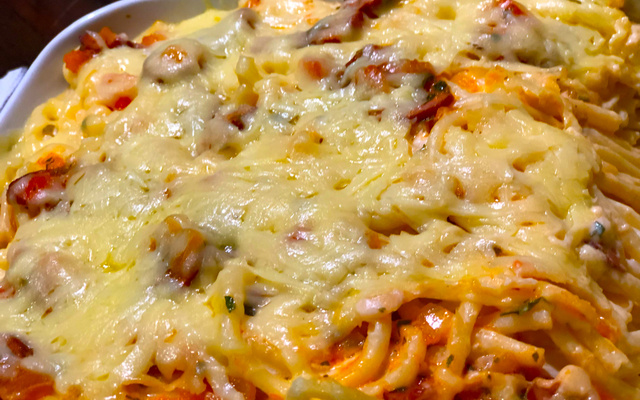 Macarrão ao molho branco com linguiça e queijo