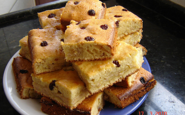 Bolo recheado de banana com passas