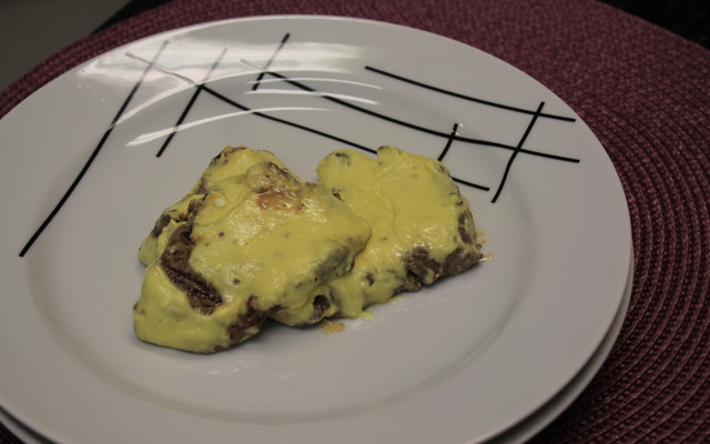 Filé mignon com bacon ao molho de mostarda