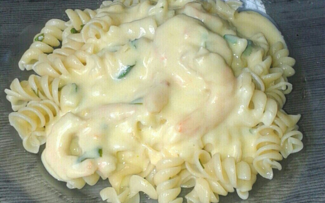 Macarrão ao creme branco de camarão