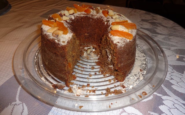 Bolo de banana com castanha-do-pará e passas