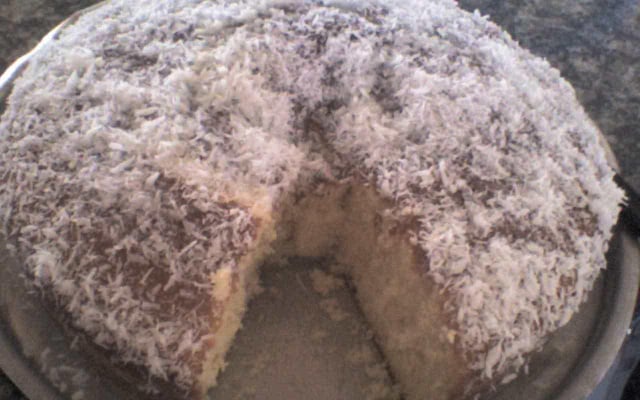 Bolo molhadinho de coco