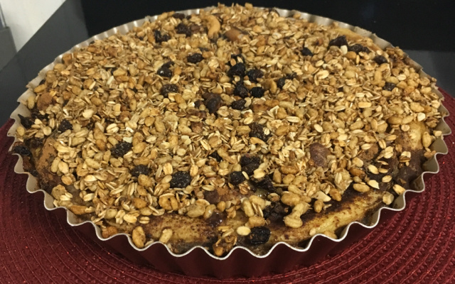 Torta integral de banana com granola