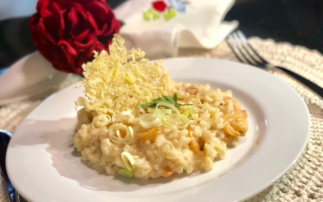 Risoto de camarão com alho poró e crosta de parmesão