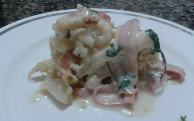 Couve-flor recheada com queijo minas ao molho branco