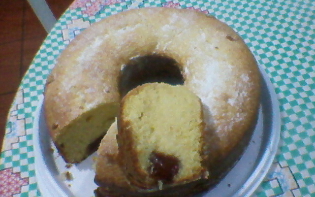 Bolo de fubá com goiabada e queijo