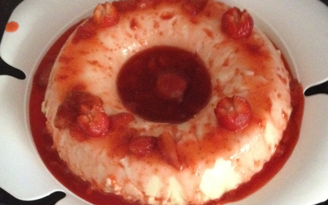 Pudim de iogurte com calda de morango