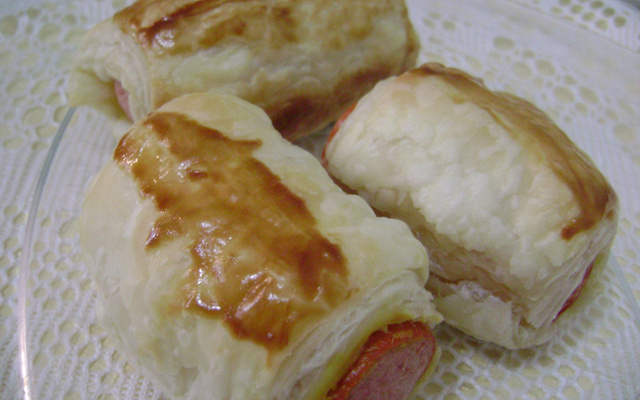 Salsicha com massa folhada