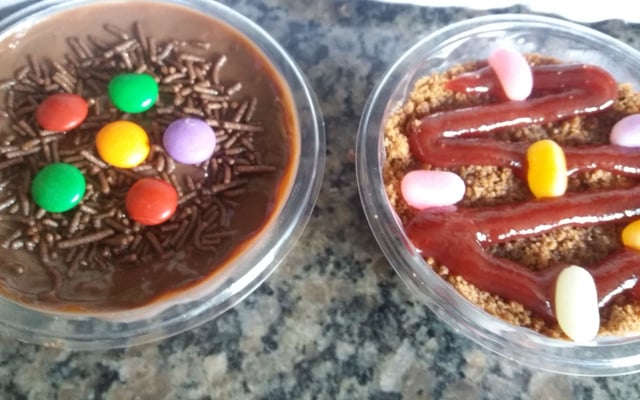 Bolo de pote de baunilha com recheio de leite em pó trufado com abacaxi