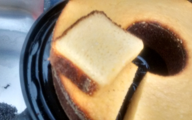 Bolo de fubá com leite condensado