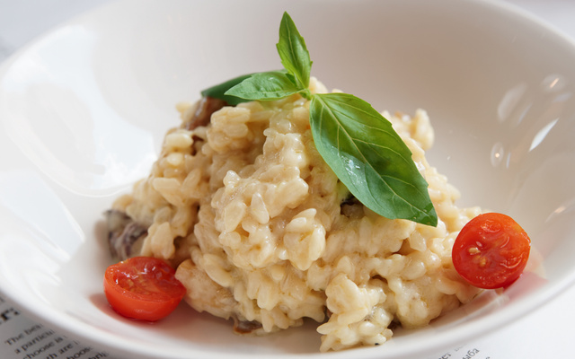 Risoto de tomate cereja, alho e manjericão