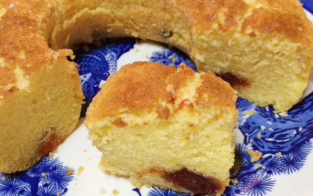 Bolo de fubá com goiabada