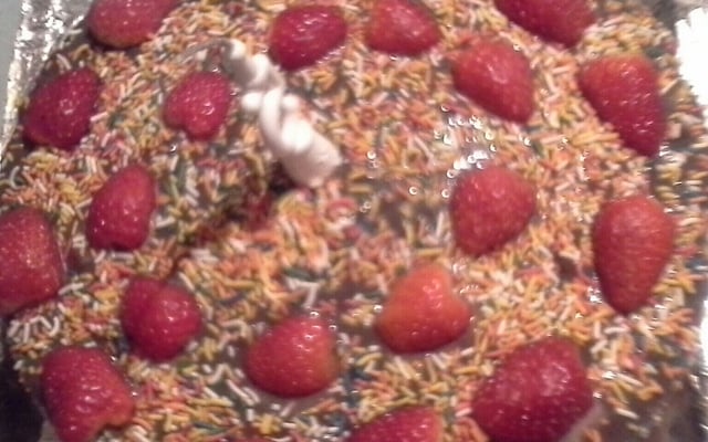 Bolo de chocolate e calda de chocolate