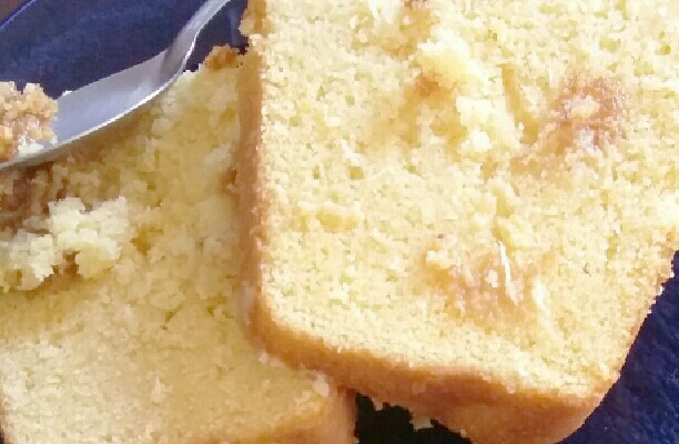 Bolo de fubá cremoso com leite condensado