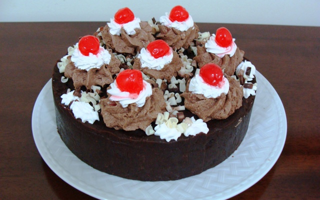 Torta holandesa de chocolate e frutas da Abima