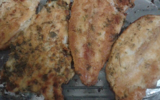 Peixe empanado assado