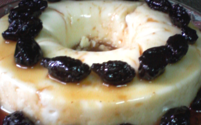 Manjar branco com ameixas