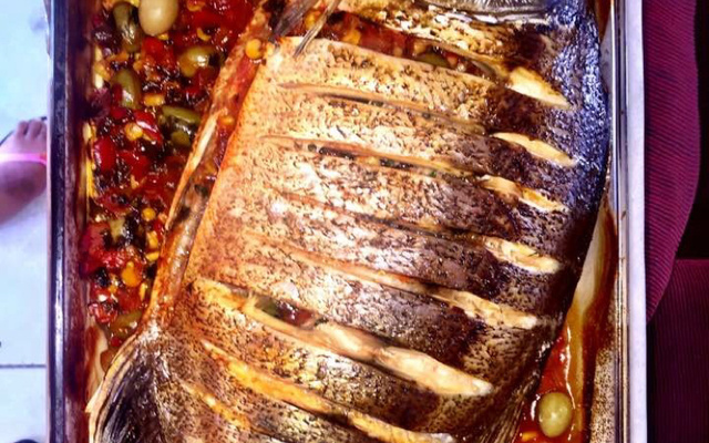 Peixe assado com recheio