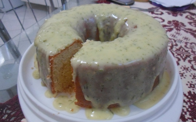 Bolo de laranja com cobertura de laranja.