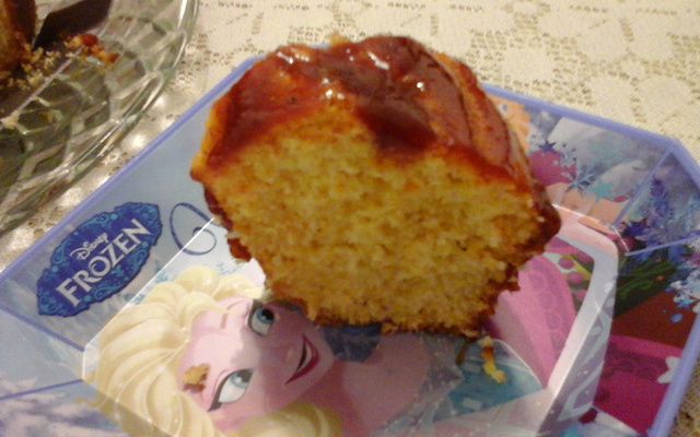 BOLO DE FUBÁ COM  GOIABADA E COCO