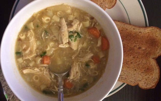 Sopa de frango desfiado com legumes