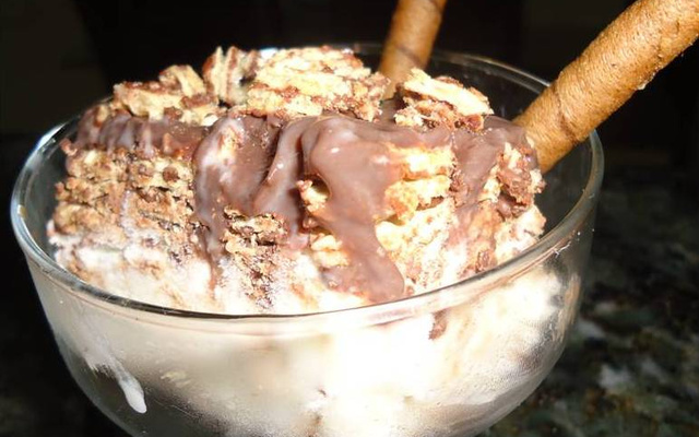 Torta de brigadeiro, sorvete e bis