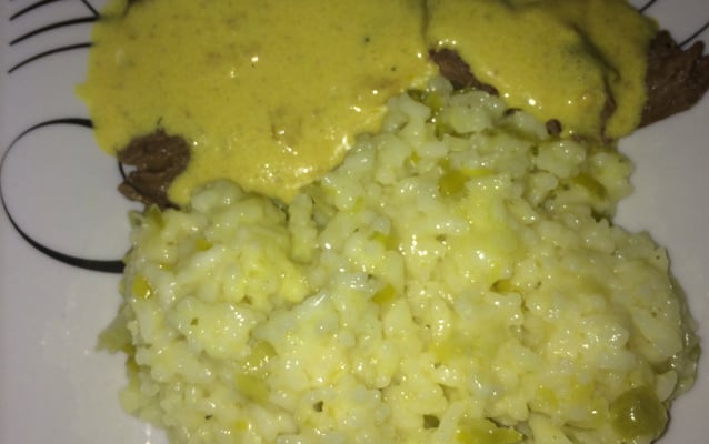 Filé mignon ao molho de mostarda com risoto de alho-poró