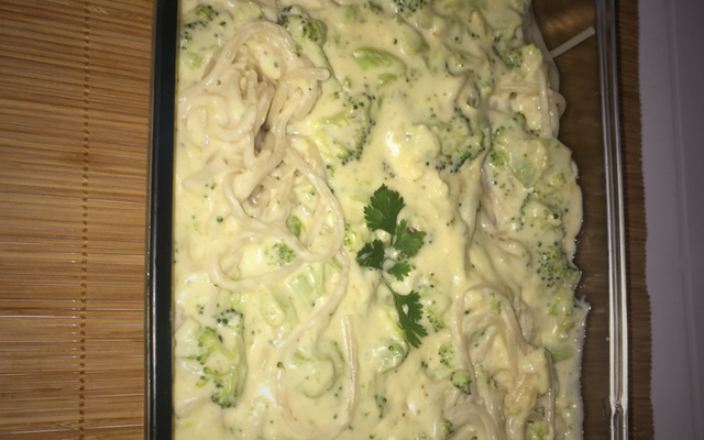 Espaguete ao molho branco com brócolis