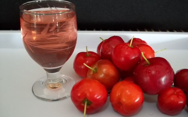 Licor de acerola
