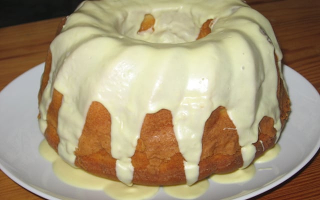 Bolo de abacaxi com cobertura de chocolate branco