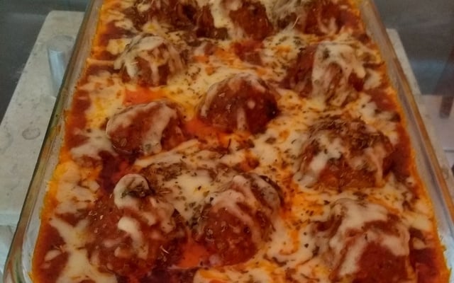 Almôdegas gratinadas com purê de batatas