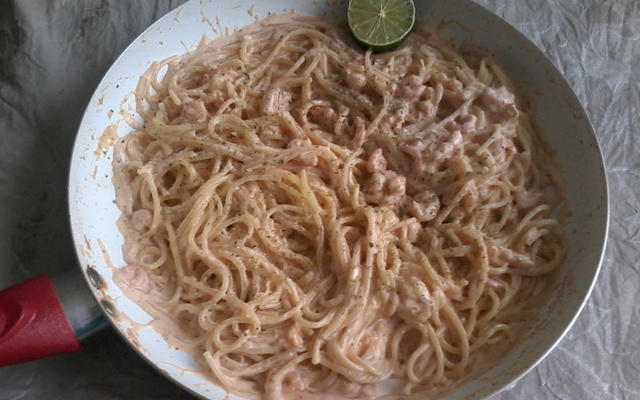 Macarrão com camarão, gengibre e limão