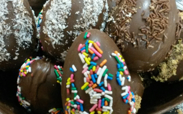 Cesta de ovo de chocolate com ovinhos variados