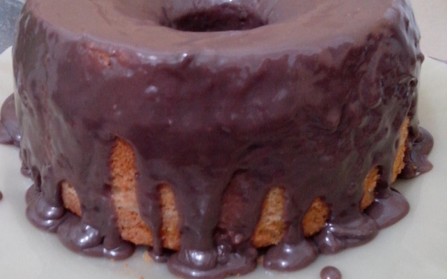 Bolo de laranja com cobertura de chocolate