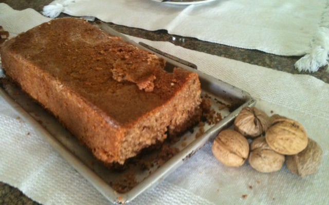 Bolo saudável com nozes e mel