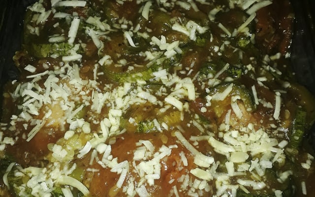 Sobrecoxas ao molho com abobrinha