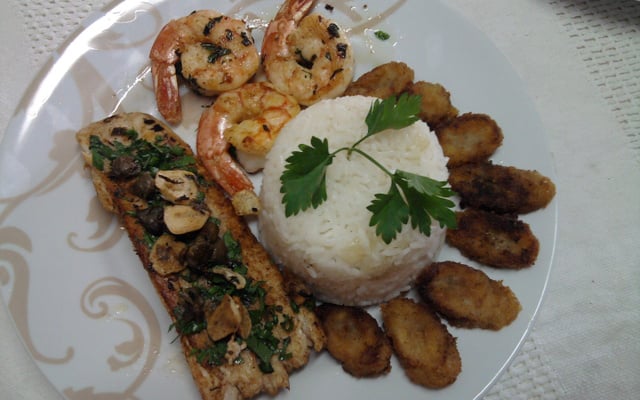 Filé de aruanã com bananas da terra e camarão