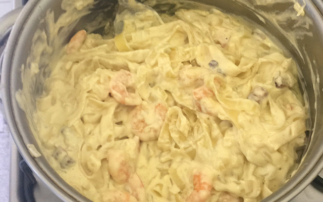 Macarrão ao molho branco com bacon e camarão