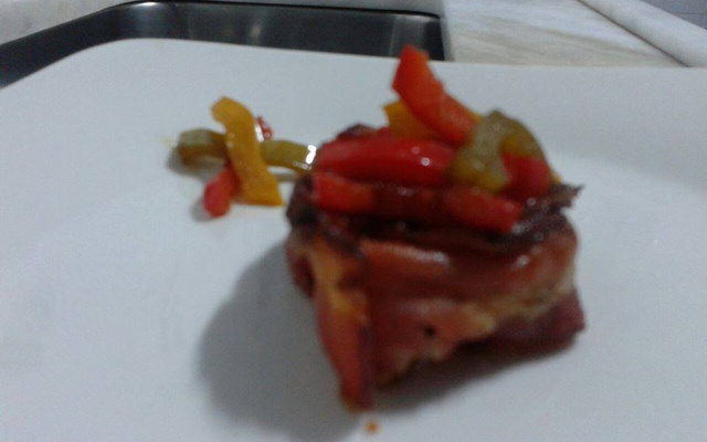 Aro de bacon com antepasto de pimentões