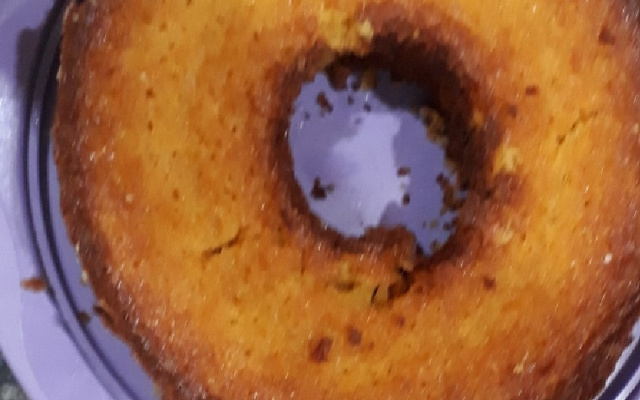 Bolo de fubá com queijo parmesão