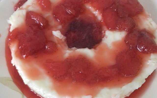 Manjar de coco com calda de morango