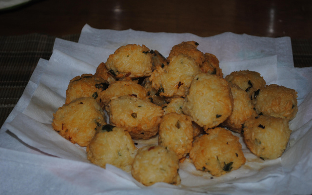 Bolinhos de arroz e queijo parmesão
