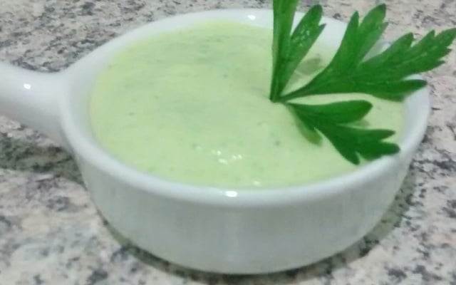 Molho verde para sanduíches