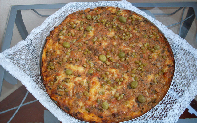 Pizza de mussarela com sardinha ou atum