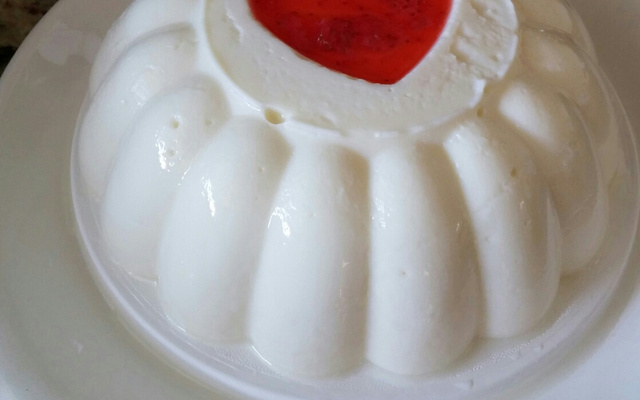 Manjar de coco com calda de morango