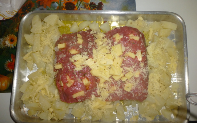 Carne com batatas no forno