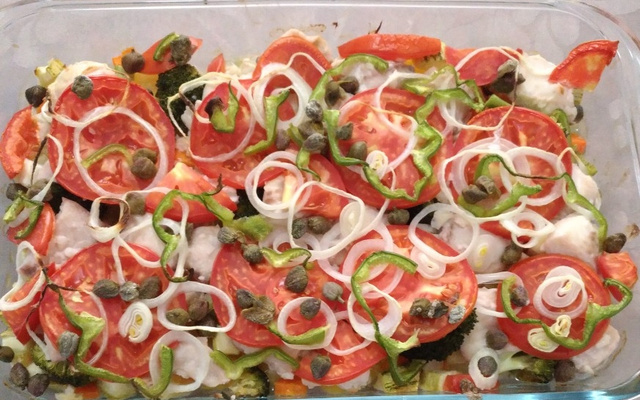 Filé de tilápia assado com legumes